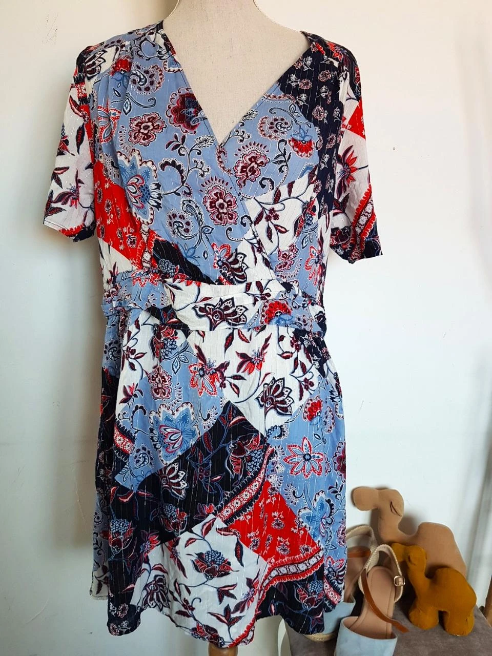 🌸Robe cache-cœur fleurie et dorée Kiabi - Taille 44 (Dos nu)